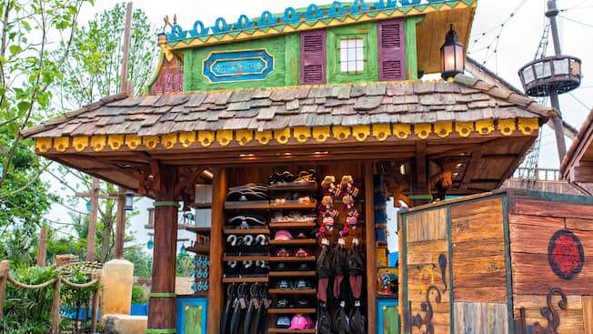 Los 7 LANDS que forman Shanghai Disneyland  Shdr-shop-jolly-gypsy-hero-new