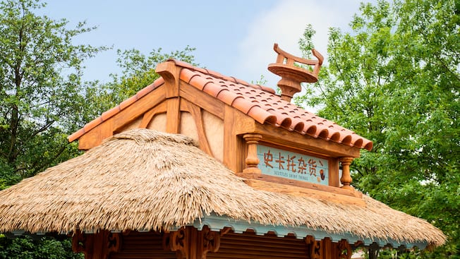 Los 7 LANDS que forman Shanghai Disneyland  Shdr-shop-scuttles-shiny-things-hero-new