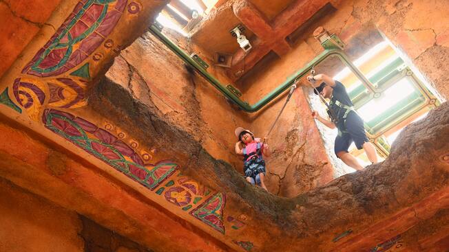 古迹探索营的绳索挑战道