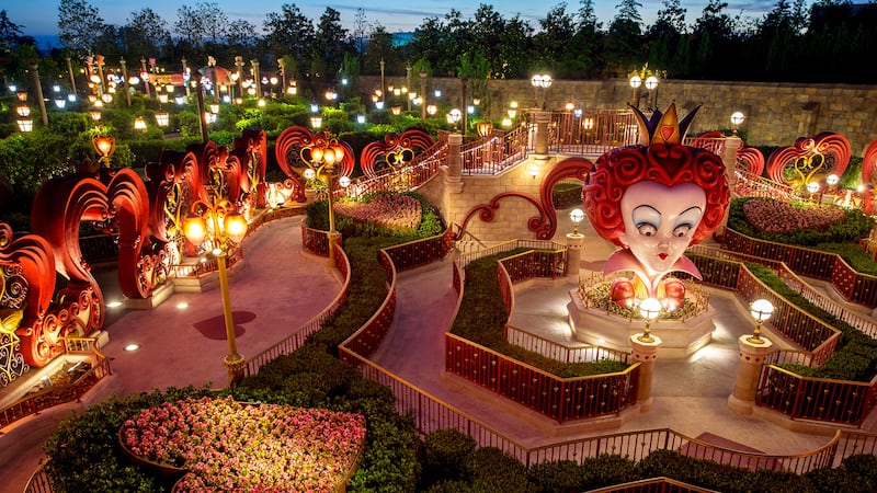 Alice In Wonderland Maze Attractions Shanghai Disney Resort